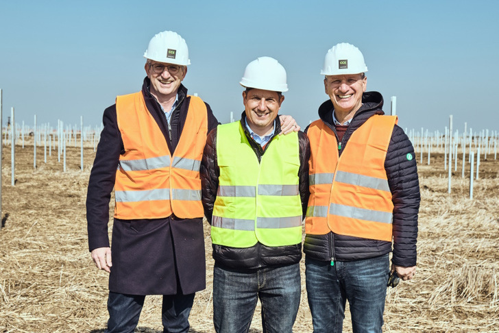  Pleased with the progress: G. Bardeau (Banat-Agri, center), J. Menyesch & M. Dürnberger (CCE).