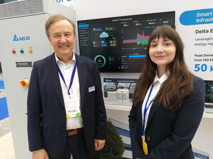  Andreas Hoischen, Senior Director Photovoltaik Inverter BU, and a colleague at Solar Solutions International in Amsterdam.