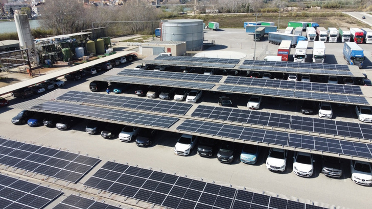 The solar carport of logistics company Saica in Amposta/Catalonia.