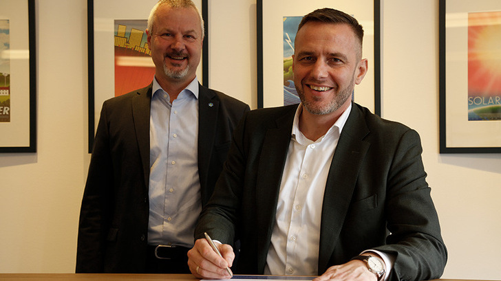 Kristian Ruby, Secretary General of Eurelectric,and Marco Mensink, Director General  of Cefic,sign the Antwerp Declaration (right to left). - © Eurelectric
