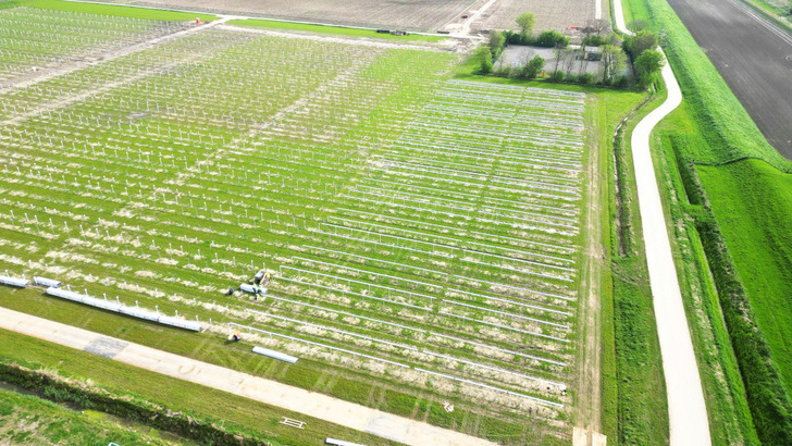 The pile drivers are already on their way: the Kabeljauwbeek solar park is currently under construction. - © Goldbeck Solar
