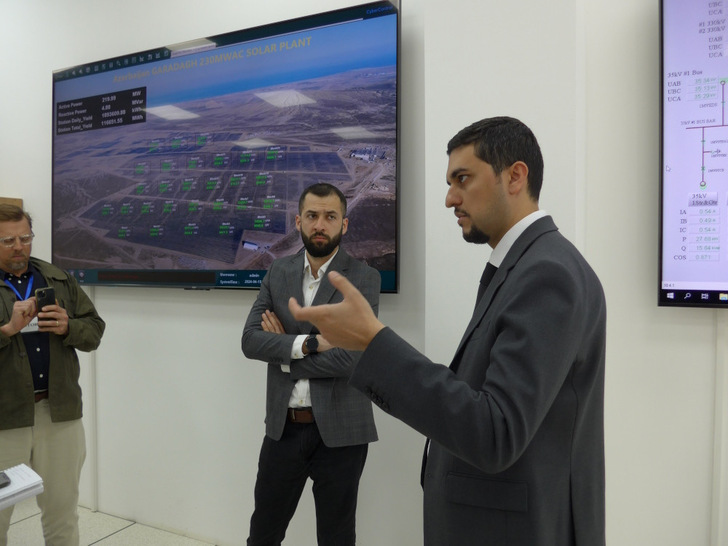 Kamran Huseynov, Deputy Director, Azerbaijan Renewable Energy Agency (AREA), and Kamil Manafov, Project Manager Masdar, in the control room of the Garadagh solar park (from right). - © H.C. Neidlein