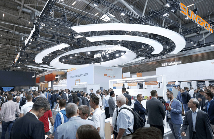  A large crowd at the Sungrow stand at last year's Intersolar. New products for utily-scale applications are one of the focal points of this year's trade fair presentation of Sungrow at Intersolar Europe 2024.