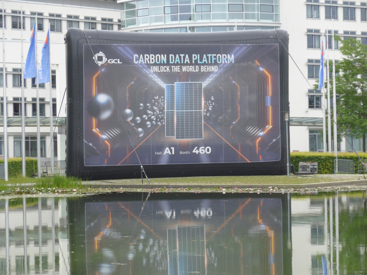 At the trade fair lake of the Munich Trade Fair Center in front of the west entrance to The smarter E Europe 2024. - © Hans-Christoph Neidlein