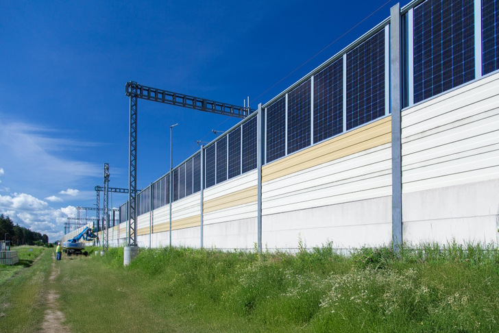 Letting sun in and keeping noise out – the barriers in installation alongside a railway near Vilnius.