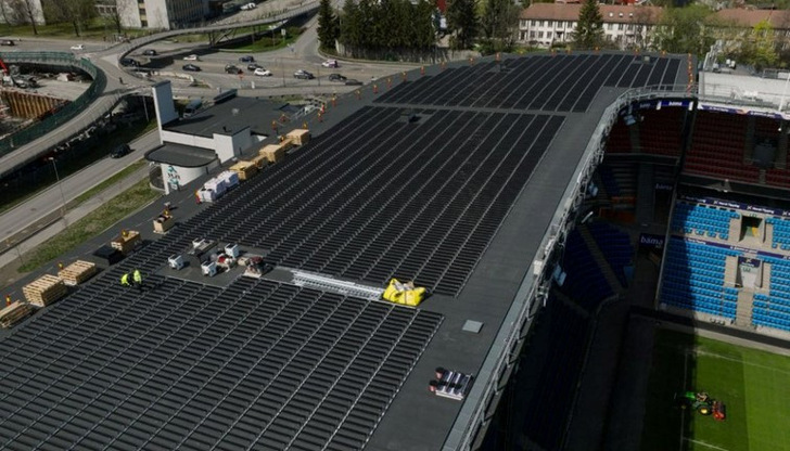 View of the vertical solar panels implemented at Ulleval Stadium in Oslo/Norway. - © Over Easy Solar