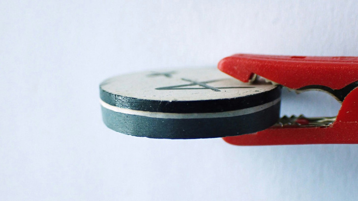This is what the sintered solid-state battery cell created at Fraunhofer IPA looks like.