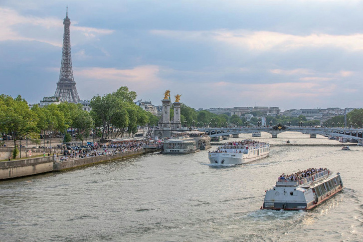 By 2037, all ships on French waterways should be powered by alternative propulsion systems.