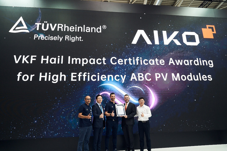 Representatives of Aiko and TÜV Rheinland at the certificate presentation at Intersolar Europe 2024 in Munich. - © Aiko