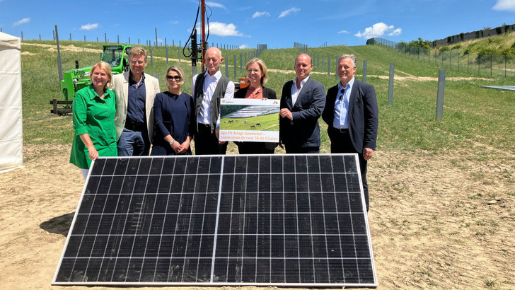 Austria's Climate Minister Leonore Gewessler (3rd from right) travelled from Vienna for the start of construction of the new Agri-PV plant in Gaweinstal. Also present were Lower Austrian Member of Parliament Helga Krismer, Thomas Köck. Managing Director of DM Austria, Daniela Strasser, Head of Property Management at DM Austria, Johannes Berthold, Mayor of Gaweinstal, Georg Waldner, CEO of Imwind and Stefan Spork from Goldbeck Solar (from left to right).