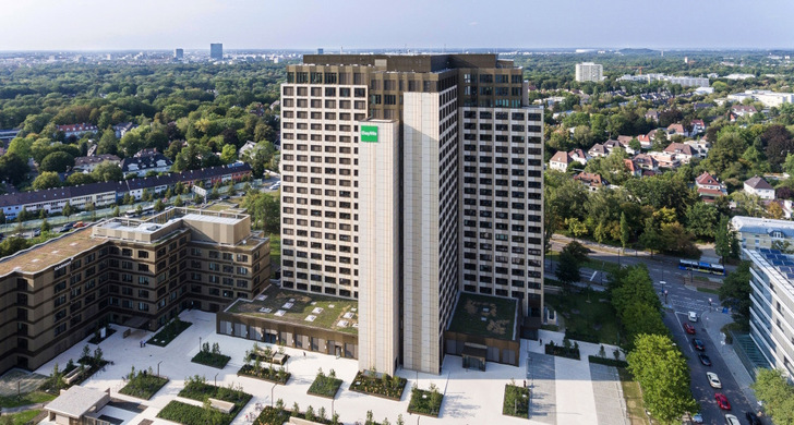 Although a short-term rescue package for the BayWa Group is now in place, the future of the renewables subsidiary BayWa r.e. is uncertain.