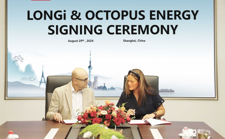 Zoisa North-Bond, CEO of Octopus Energy Generation (r.) and Ross Kent, General Manager for LONGi Solar (DG) UK & Ireland (l.).