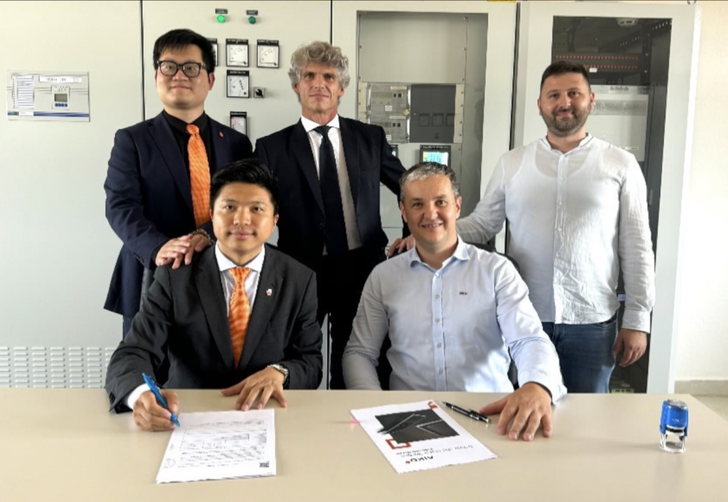 Representatives of Aiko and Tibra Pacific sign the 58 MW module supply contract for Bosnia-Herzegovina's largest PV power plant.