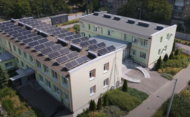 Kharkiv childrens hospital with rooftop PV. - © RePower Ukraine
