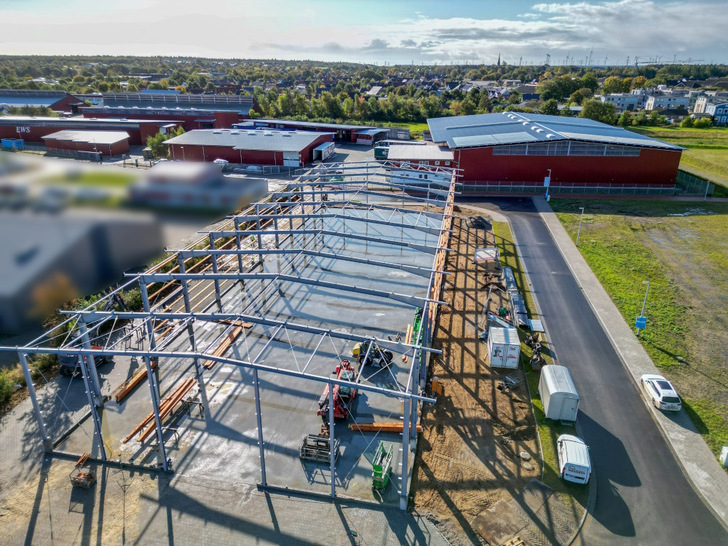 Construction site of the new EWS warehouse in Handewitt, Germany. On October 15th, the company is offering a webinar on energy storage systems with RCT Power.