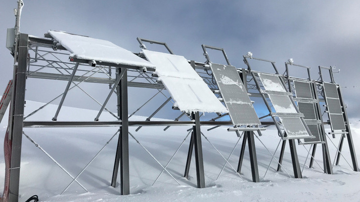 Unsurprisingly, the steeper the angle of the modules, the less influence snowfall has on the yield. However, the details of the measurements are exciting for future planning.