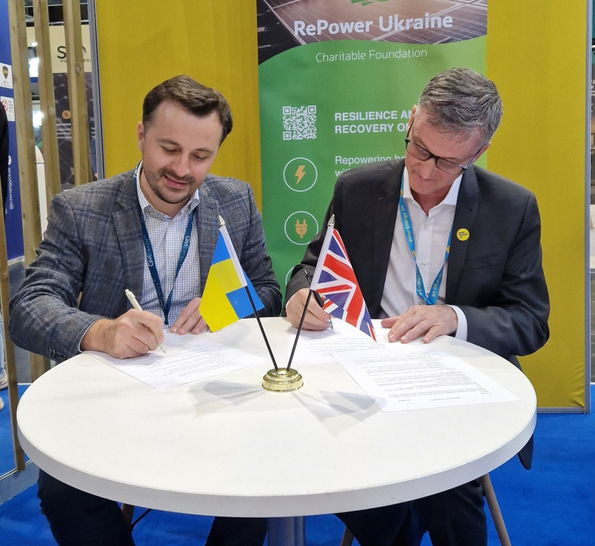 Artem Semenyshyn and Chris Hewett (from left) sign the cooperation. - © RePower Ukraine