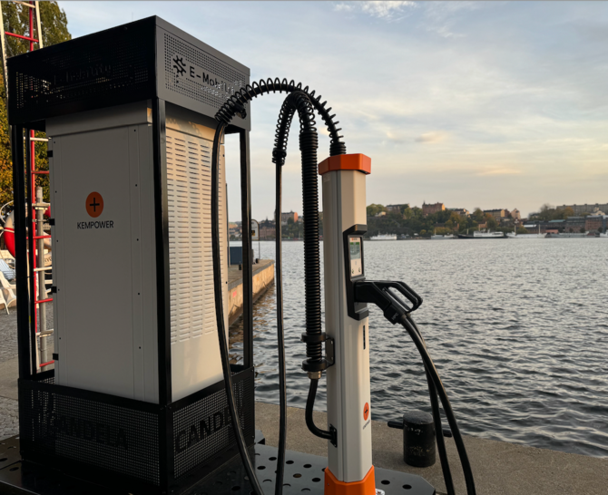 The mobile fast charger for e-boats.