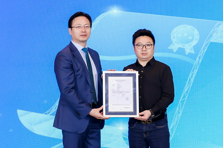 Li Weichun, Global Head of Power Electronics at TÜV Rheinland Group, and Wang Bing, Operation Quality Head at Trinasolar, at the handover ceremony.