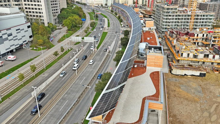 302 metres of elegantly curved PV on Landstraßer Gürtel in Vienna’s 3rd district.
