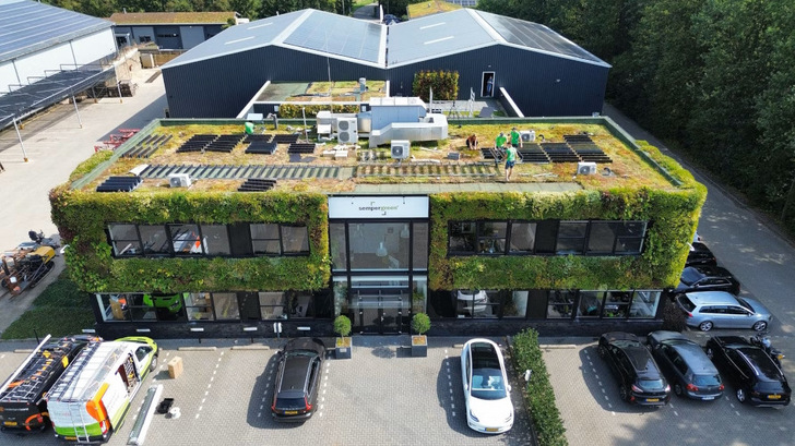 Green and solar roof in one: installation of Over Easy solar panels at Sempergreen's headquarters.