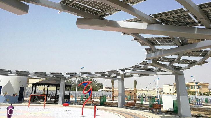 Shade-providing solar system: just one example of the many possibilities that urban photovoltaics offers for the energy transition in cities.