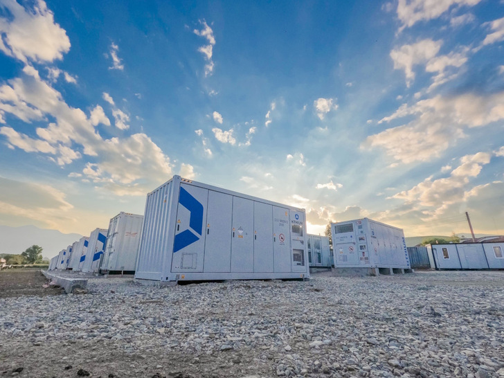 Utility-scale battery storage systems in Bulgaria – combined with a solar park. - © Solarpro