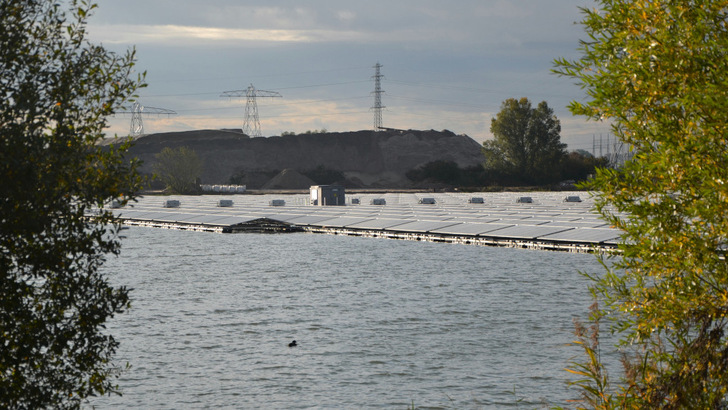 Floating PV like this generator in the Netherlands can also the U.S. help to achieve the energy goals. - © Velka Botička