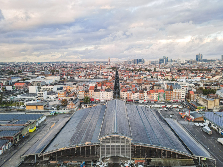 Blends harmoniously into the cityscape: the “SolarMarket” in Anderlecht, part of the Brussels metropolitan area in Belgium.