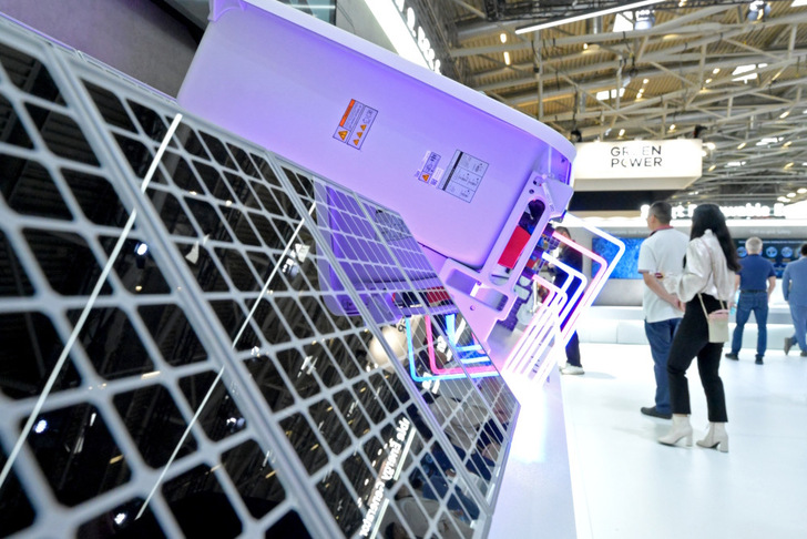More than 3,000 exhibitors and over 110,000 visitors are expected at Intersolar Europe/The smarter E in  Munich, May 7-9, 2025. - © Solar Promotion