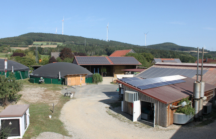 Perfect combination: The solar array on the roof supplies
the auxiliary power for the biogas plant.