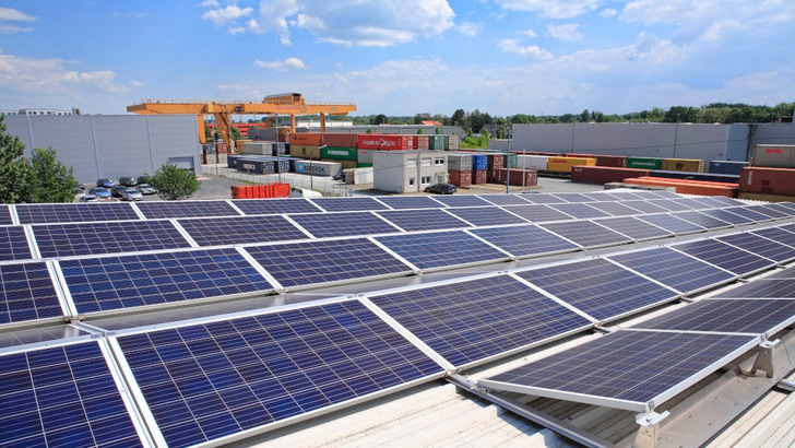 Until now, trade and industry have hardly had a chance to participate in energy trading. Tesvolt Energy is changing this and bundling battery storage systems from 100 kWh in a pool that is managed by three of Germany's best traders.