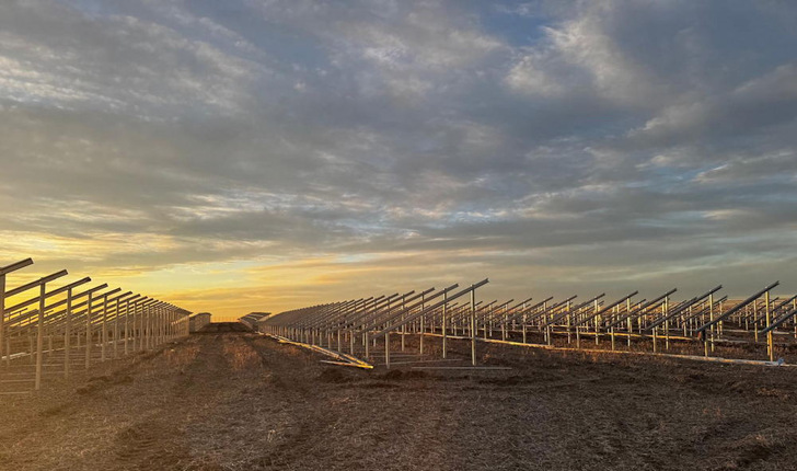 Under construction, the first of two pv-projects for Energis Polska - © Nomad Electric