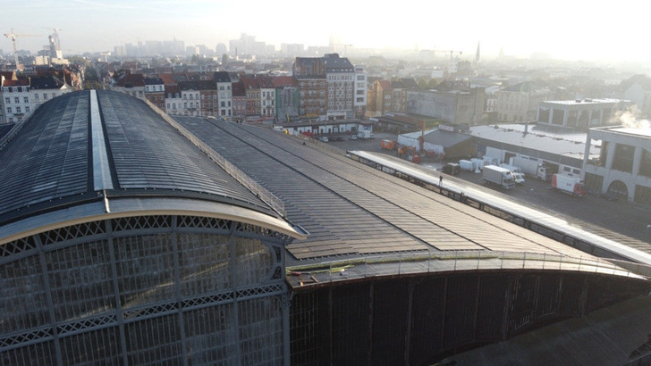 SolarMarket in Anderlecht:  The PV-modules are integrated in the vaulted roof.