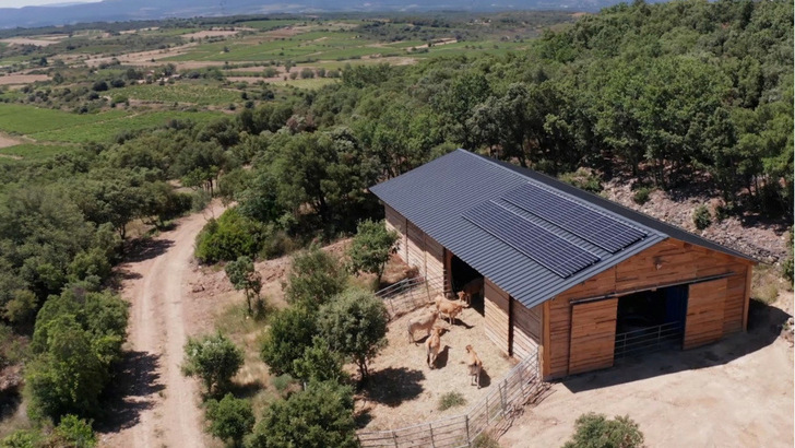 The cattle shed roof had room for more solar modules, but there was nowhere to put the extra power. - © Tesvolt