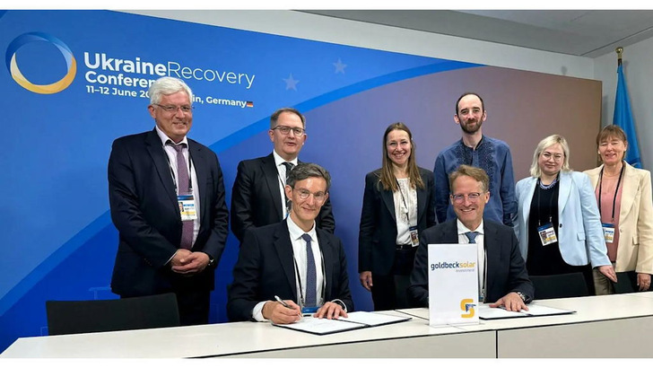 Signing the contracts for the Ukraine investment. In the foreground Arvid Tuerkner, Managing Director at EBRD Ukraine and Moldova and Joachim Goldbeck, CEO Goldbeck Solar.