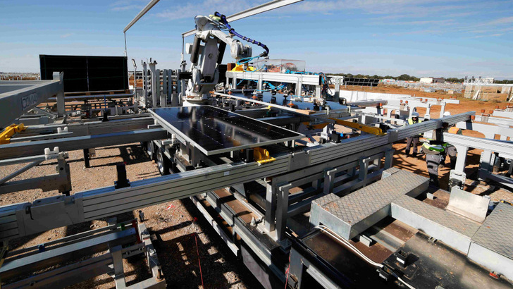 In October 2024, EDP tested Comau's new assembly robot in a solar park for the first time. - © Comau