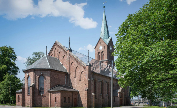 Almost invisibly: The solar roof shingles harmonise with the architecture of the church in Sarpsborg. - © Sunstyle