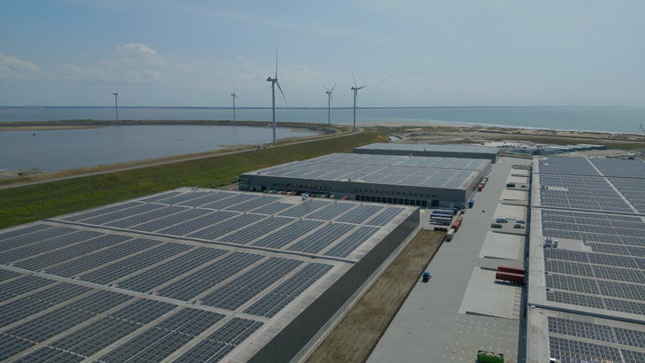 The warehouses in Maasvlakte are fully equipped with solar panels. This turns them into energy-plus buildings. - © playbackimages.com/Goldbeck Solar