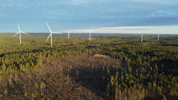 This wind park nestled in Grevekulla/Sweden will soon be combined with a solar park.