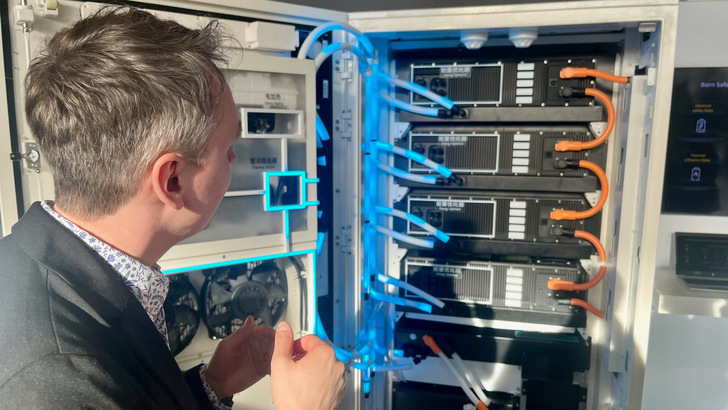 David Niehaus explains the innovative hybrid cooling of the Luna2000-215kWh.