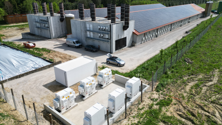 This Bavarian chicken farm emphasises self-consumption, peak load capping and peak shifting.