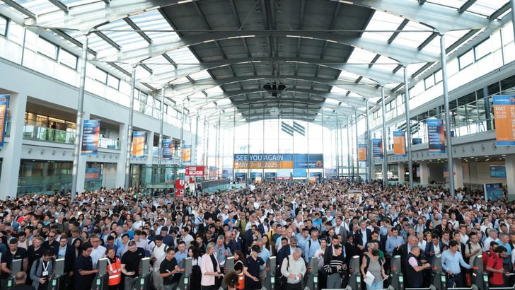 Crowds are flocking to the industry event heavyweight – The smarter E Europe kicks off soon. - © Solar Promotion