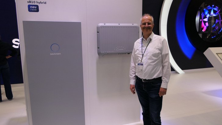 Sonnen CTO Ralf Plieninger with the new Sonnenbatterie hybrid. - © Niels H. Petersen