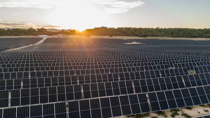 Field of dreams – ABO Energy from Wiesbaden commissioned the 50 megawatt Valdezorita solar park in Castilla-La Mancha, Spain. - © ABO Energy