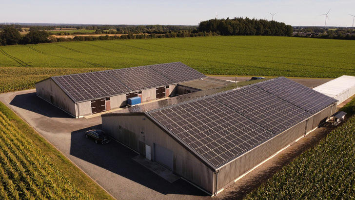 Farmers have huge roof area they can use for PV. They can also use the solar electricity without own investment. - © Solarize