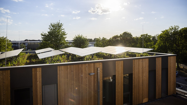 Glinting – these modules perform brilliantly on flat roofs. - © Bauder Solar