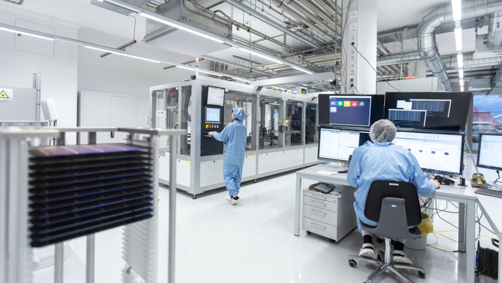 Hair nets and precision tools for the advanced analysis of measurement data. - © Fraunhofer ISE/Dirk Mahler