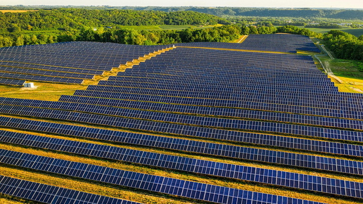 A sea of blue – such future-proof hybrid PV projects are appealing for investors. - © R.Power