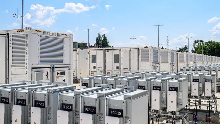 Concentrated storage power in several rows in Százhalombatta.